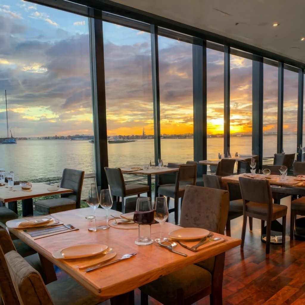 Sails_Restaurant_Waterfront_Dining_With_Stunnin